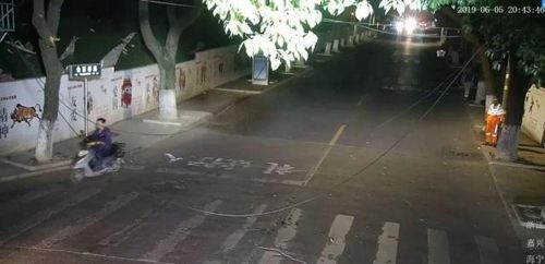 三根电线电缆在马路上