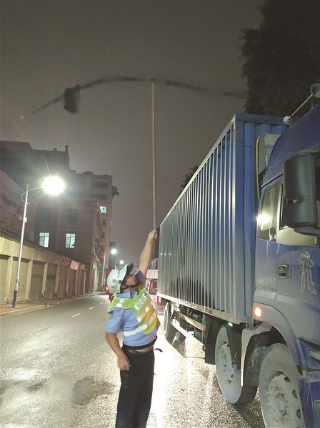 大卡车超高夜间刮落电缆　交警车流中托举电缆一小时